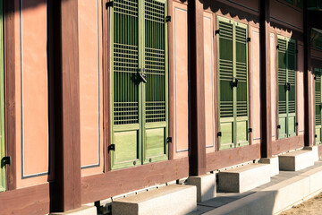 Fototapeta na wymiar The door of Gyeongbok Palace, a traditional Palace in Seoul