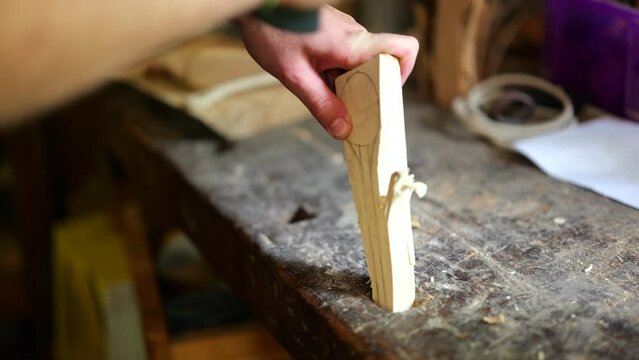 Sculpture de cuill&egrave;re sur bois