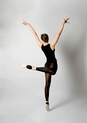 Fototapeta na wymiar junge frau girl teen ballerina balerina tänzerin klassisches ballett tanzen studio training tänzerin baletttänzerin baletttraining pose grundposition fotoshooting tanzschuhe schleppchen spitzenschuhe
