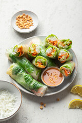 rouleaux de printemps crudités carotte concombre omelette et menthe spring rolls avec sauce...