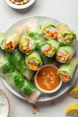 rouleaux de printemps crudités carotte concombre omelette et menthe spring rolls avec sauce cacahuète