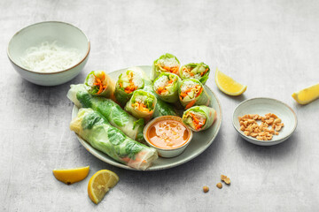 rouleaux de printemps crudités carotte concombre omelette et menthe spring rolls avec sauce cacahuète