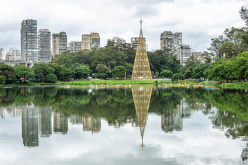 Fototapeta na wymiar The lake in Parque do Ibirapuera, Sao Paulo, Brazil. One of the largest parks in the city of Sao Paulo.