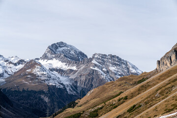Berge in der Schweiz im Winter Schnee bedeckt
