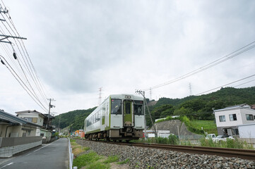 Naklejka premium 震災から復興した町並みの中を走る気動車