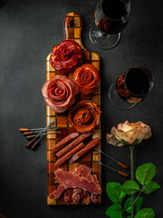 Tabla de carnes frias en fondo negro