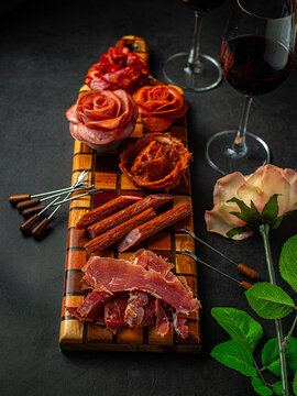 Tabla de carnes frias en fondo negro