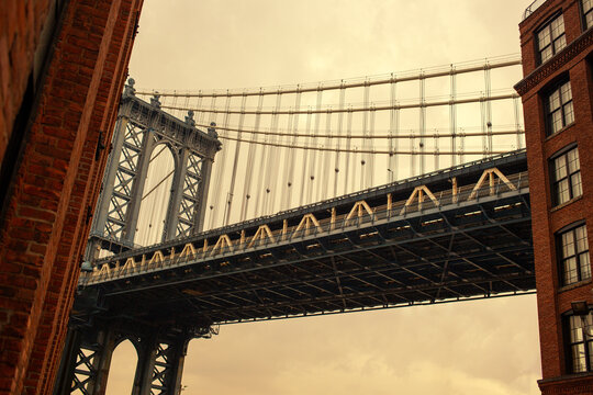 Iconic Manhattan Bridge View Spot in Dumbo © fluffandshutter