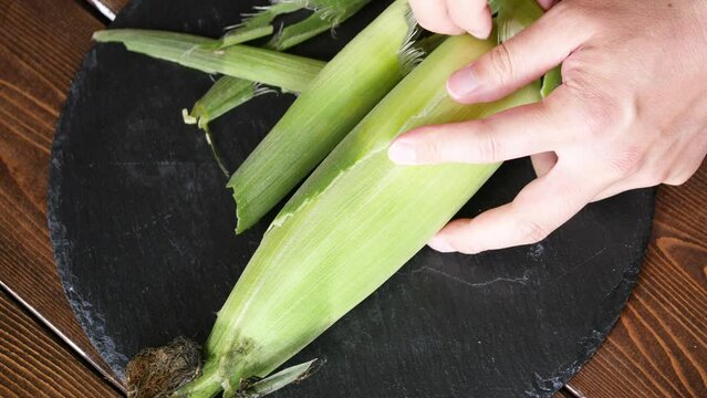とうもろこしの皮を剥ぐ動画。夏が旬の日本の野菜。