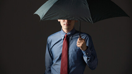 傘を持つビジネスマン