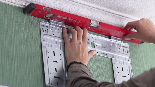 Marking the attachment point of the mounting strip for a split system