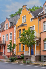 Sanierte, farbige Häuserzeile in Frankfurt-Höchst