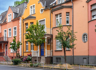 Sanierte, farbige Häuserzeile in Frankfurt-Höchst 