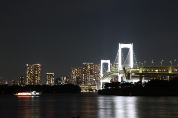 Fototapeta na wymiar Night view of Odaiba Seaside Park and Rainbow Bridge in Tokyo, Japan