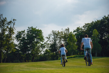 Fototapeta premium Dad and son cycling