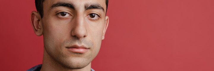 Obraz premium Young middle eastern man posing and looking at camera