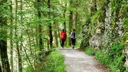 Zwei Wanderinnen auf dem Wanderweg im Klausbachtal