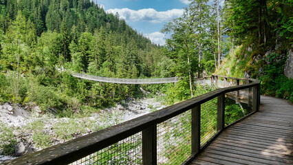 Fototapeta na wymiar Hängebrücke im Klausbachtal bei Ramsau / Berchtesgaden