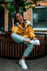 fotografia de uma linda mulher feliz na cidade