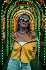 fotografia de uma linda mulher feliz na cidade