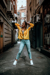 fotografia de uma linda mulher feliz na cidade