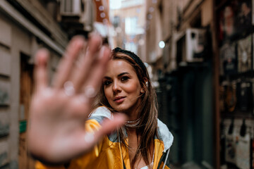 fotografia de uma linda mulher feliz na cidade