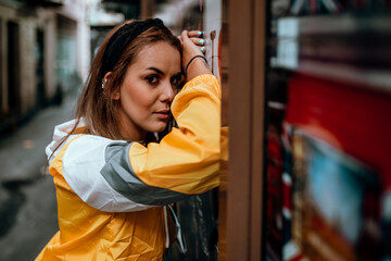 fotografia de uma linda mulher feliz na cidade