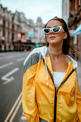 fotografia de uma linda mulher feliz na cidade