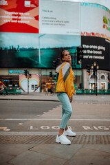 fotografia de uma linda mulher feliz na cidade