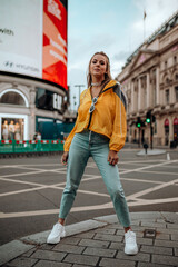 fotografia de uma linda mulher feliz na cidade