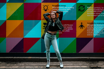 fotografia de uma linda mulher feliz na cidade