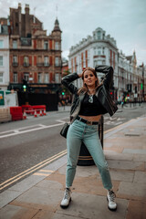 fotografia de uma linda mulher feliz na cidade