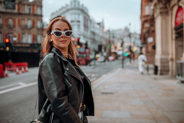 fotografia de uma linda mulher feliz na cidade