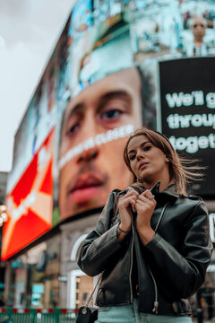 Fotografia De Uma Linda Mulher Feliz Na Cidade