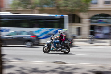 Moto pasando por la calle panning shot Barcelona