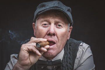 Mann mit Zigarre