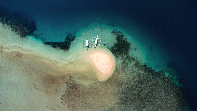 Sand bar, piaszczysta bezludna wyspa, w ok&oacute;ł rafa koralowa i piękny ocean.