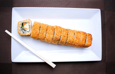 Sushi de camaron empanizado con algas, aguacate y arroz toma cenital de rollos de sushi o comida japonesa 
