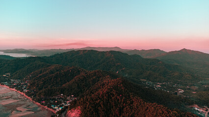 Spektakularny zachód słońca nad wybrzeżem oceanu z widokiem na góry – fotografia lotnicza z drona, tropikalne Filipiny © insomniafoto