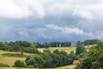 Fototapeta na wymiar Paysage rural et nuageux du Cantal