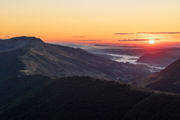 Naklejka premium Lever de soleil sur les contreforts du Puy Mary, depuis Pas-de-Peyrol