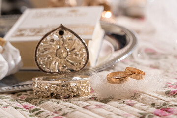 anillos de boda con detalles nupciales