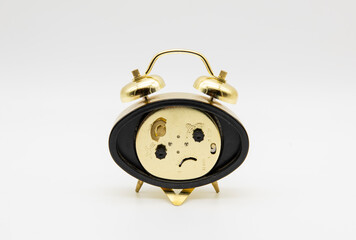 Fototapeta premium Reloj despertador de doble campana con cara triste, aislado en blanco