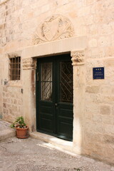 Fototapeta na wymiar Dans le couer historique de la ville de Dubrovnik, joyau de l'Adriatique (Croatie)