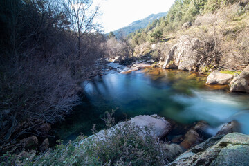 Fotografía del río de La Pedriza con una cascada y aguas cristalinas: La imagen muestra el río...