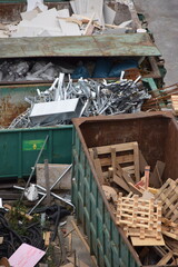 Container zur Mülltrennung auf einer Baustelle