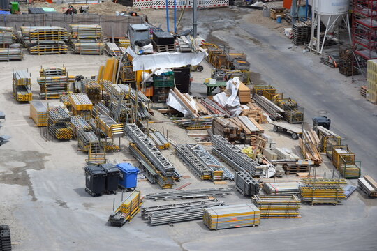 &Uuml;bersichtlich sortierte Baumaterialien auf eine Baustelle