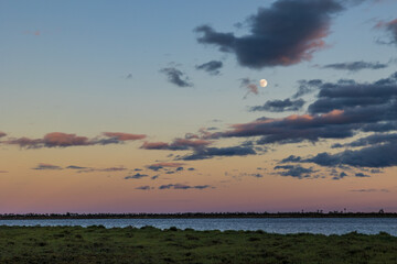 Lever de pleine lune au coucher du soleil sur le Bois des Aresquiers et l'Etang d'Ingril