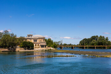 Château Laurens, villa art nouveau, au bord de l'Hérault et des voies de chemin de fer, depuis la...