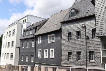 Hausreihe: Alt und Neu.